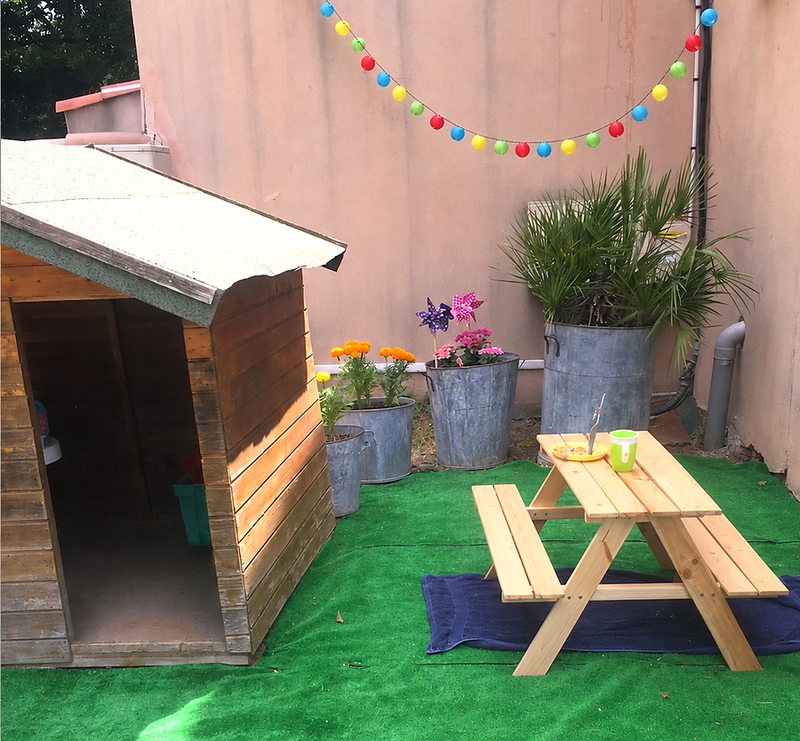 Le coin des enfants, sa cabane et sa table