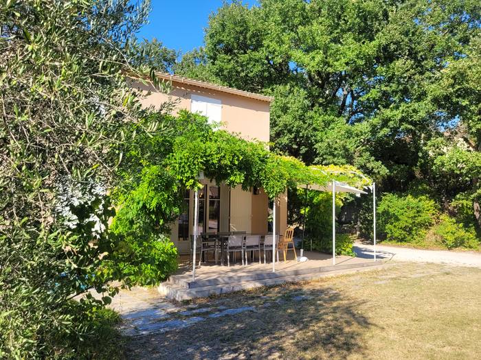 La terrasse sous la glycine