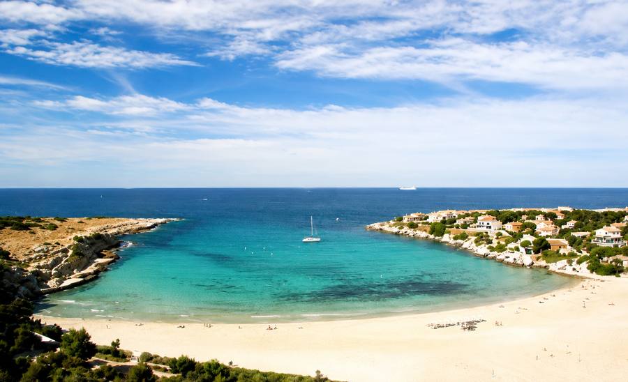 Plage aux eaux turquoise